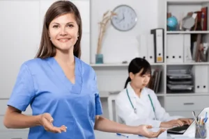 ¿Qué diferencia hay entre un TCAE y un auxiliar de enfermería?